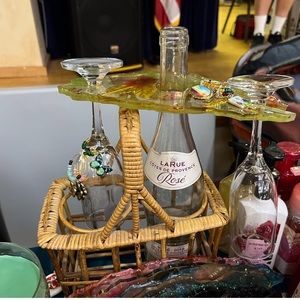 Bumblebee leaf wine glass caddy
